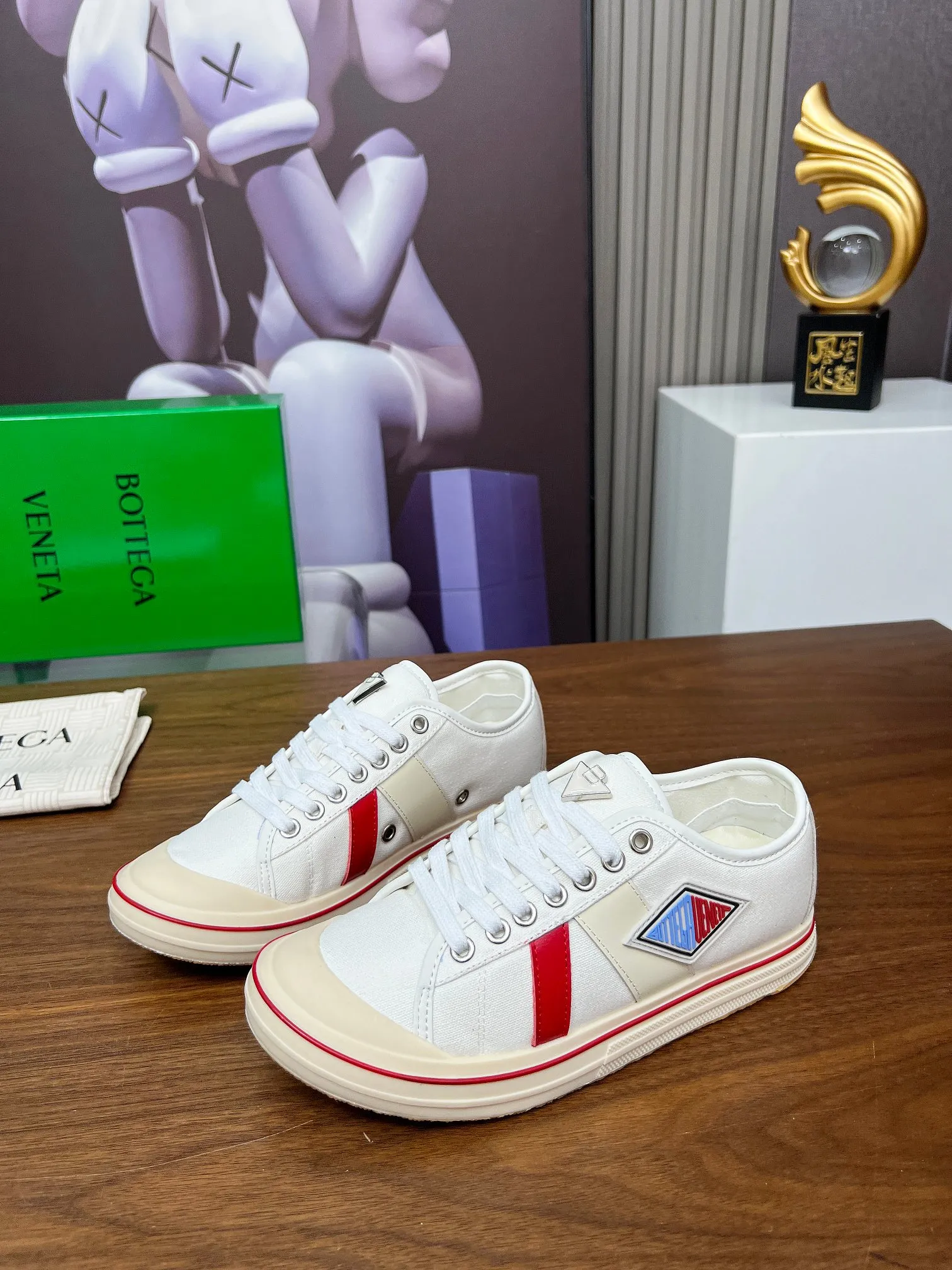 Men's men's shoes 💰500💰 Bottega Veneta BV's latest Eliot series retro basketball shoes casual sports canvas shoes will become gods once it is launched‼ ️ Inspired by retro basketball sneakers, the color combination highlights youthful vitality and perfectly interprets the theme of youth and childlike innocence. The details are also very particular. The summer canvas brings excellent durability and comfort. Designs such as calfskin trim, rubber toe caps and hand-painted retro red lines are full of retro feel. The round toe and convex sole add a modern feel and are suitable for various styles. Easily create a fashionable atmosphere. The upper foot is the focus...can be worn as a couple's shoes...The red lines on each shoe edge are hand-painted, which adds more taste and attitude! ✦Fabric: Original customized high-density canvas + cowhide ✦Inner: original customized breathable canvas ✦Insole: movable latex cowhide insole ✦Sole: original molded non-slip and wear-resistant TPU material ✦Sole thickness: 3cm, low-profile, single shoe ✦Number of sizes: female size 35--40, female 40 is customized and non-returnable❕ ✦Number: male size 39--45, male 45 is customized and non-returnable❗️
